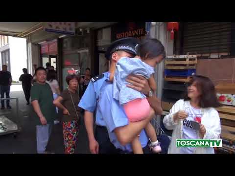 2018-05-30 PRATO - CHINATOWN APPLAUDE AL PASSAGGIO DEI POLIZIOTTI CINESI