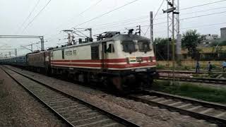 preview picture of video 'Overtaking Special Car Carrying Wagons + Crossing with WAP-7/12190/Mahakaushal SF Express at Palwal'