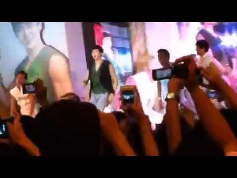 120124 Khunnie Hands Up at Brand PressCon