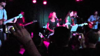 Susanna Hoffs sings Manic Monday