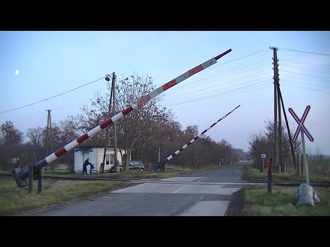 Spoorwegovergang Ohat-Pusztakócs (H) // Railroad crossing // Vasúti átjáró