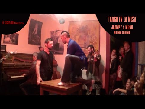 Juampy Ramirez y Mihai Goergescu bailan tango en la mesa de la milonga queer con El Cachivache