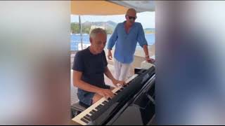 Il duetto di Andrea Bocelli e Biagio Antonacci al largo dell’isola d’Elba