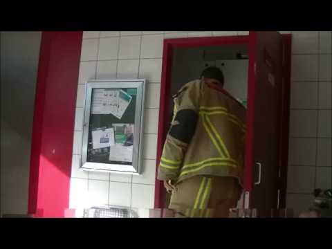 Opkomst en uitruk brandweer krommenie met spoed naar liftopsluiting in krommenie