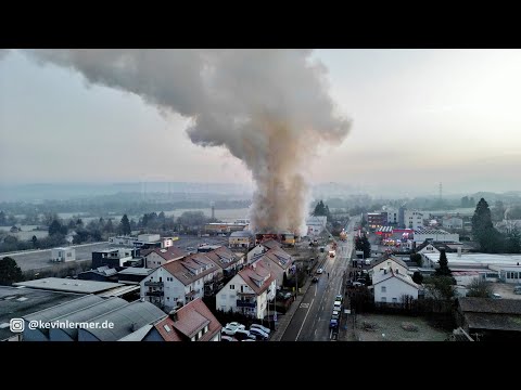 Massive Explosion – Gebäude brennt vollständig aus – Feuerwehr im Großeinsatz | Sony PXW Z90