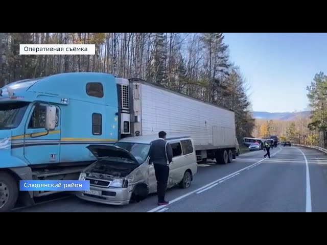 Автобус с туристами врезался в грузовик