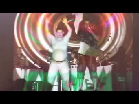 Ricardo Briani no show da Banda Eva junto com o Saulo no palco em Caraguatatuba-SP