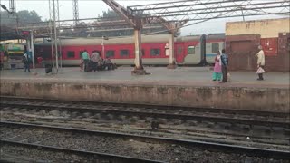 preview picture of video '12951 Mumbai Central-New Delhi Rajdhani Express cautiously skips MATHURA Junction[IRFCA]!'