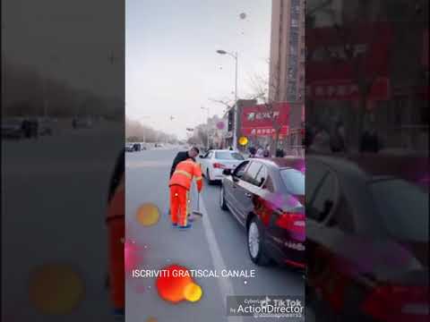 Rifiuti per terra in Cina. pulizia strade