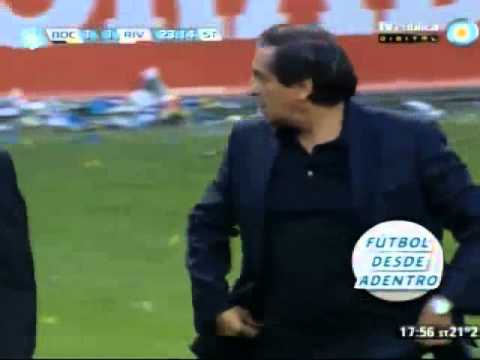 La expulsión de Ramón Díaz y el cruce con la hinchada de Boca