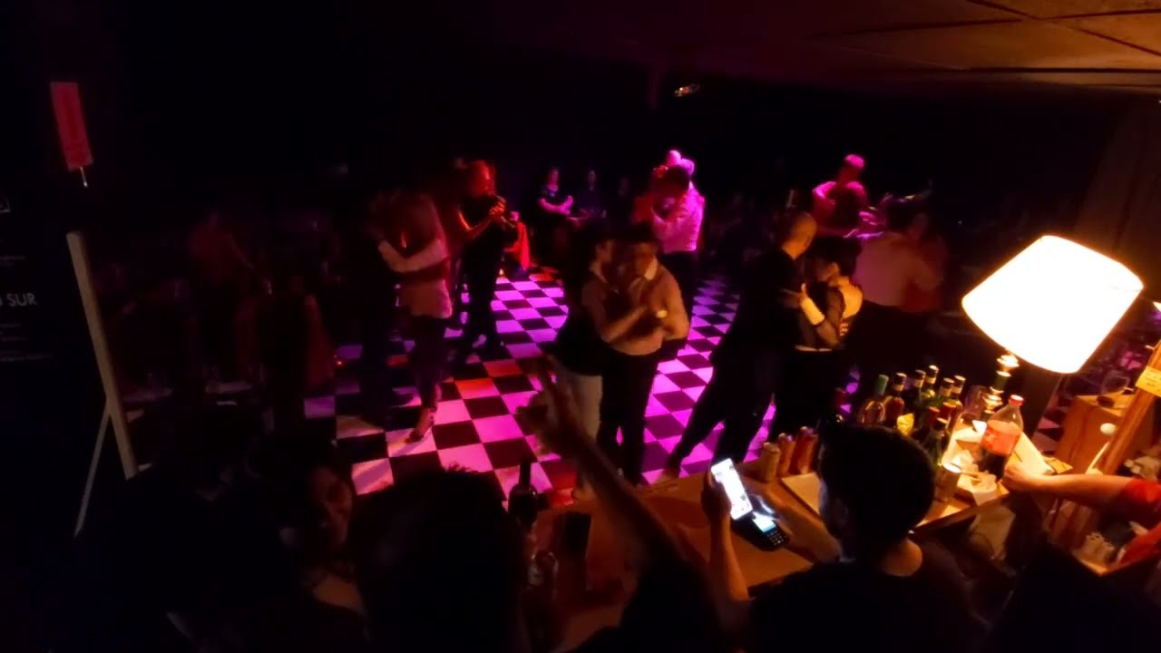La juventud se fue tu casa ya no está y en el ayer tirados se han quedado acobardados tu percal y mi