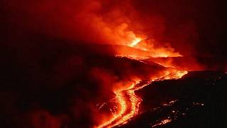 Turistas acuden al Etna para ver la erupción pese a las advertencias de seguridad