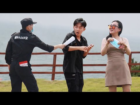 看到小伙因没戴口罩而遭到“教育”,路人火速戴上了自己的口罩 Man Is Beaten for not Wearing a Mask 看到小伙因没戴口罩而遭到“教育”,路人火速戴上了自己的口罩 Man Is Beaten for not Wearing a Mask