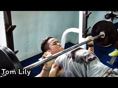 สาวน้อยของหน้าอกไม่เกิน 12 ปี หน้าอกเล็กและชุดแต่งงาน