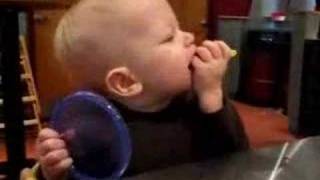 fary comiendo limones