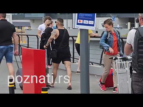 KAO SA PLAŽE Darko Lazić u potkošulji i papučama na aerodromu: Evo ko mu je sada lični šofer