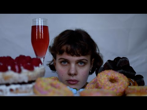 Sara Wolff - 'Cotton Socks' (Music Video)