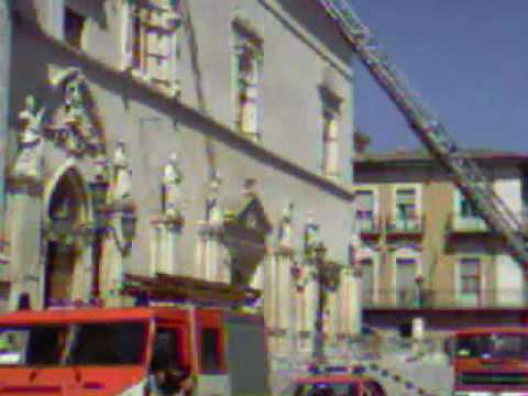 Terremotati di serie B - Sulmona Pompieri sul tetto della SS. Annunziata