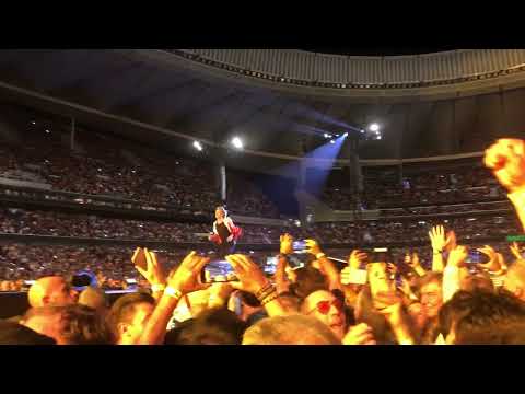 Mick Jagger running on stage being 78 years old - Sixty Tour Madrid