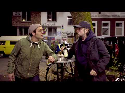 Axel Bosse und Bjarne Mädel zischen ne Limo gegen Rassismus. Prost!