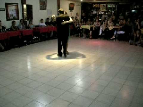  Martín Bel  and  Vanina Pérez  are  dancing  to  the  tango  "  Paciencia  "