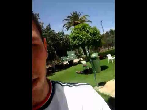 hamza dans  club de tennis.