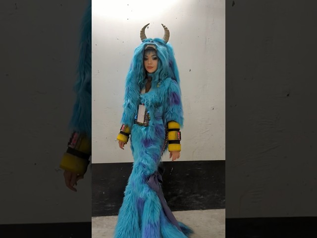 Vídeo relacionado con Disney Monsters Inc Sudadera con Capucha y Manta portatil Unisex | Sudadera con Capucha para Adultos en Azul con Cara del Personaje Sulley y Patron de Piel