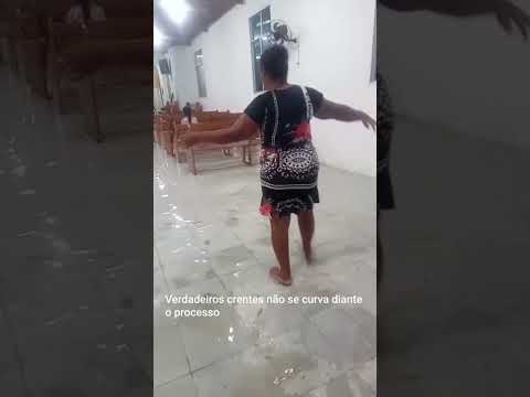Crentes permaceram dentro da igreja mesmo tomada  pela forte chuva em salinas da margarida Bahia