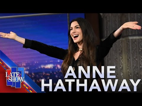 アン・ハサウェイ、ドイツでテイラー・スウィフトのパフォーマンスを目撃「マザー・メアリー」撮影中！ ("She's So Magical!" - Anne Hathaway Saw Taylor Swift Perform In Germany While Filming "Mother Mary")