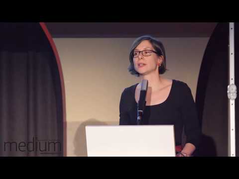 Tanja Krämer von RiffReporter nimmt den Preis als Wissenschaftsjournalistin des Jahres entgegen