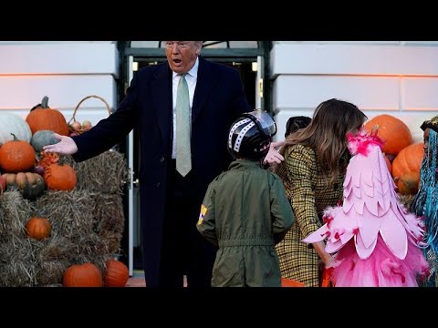 دونالد ترامب وميلانيا يشاركون الأطفال احتفالات الهالوين…