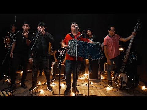 Dani Tapia ft Victor Rivera y Su Nuevo Estilo - En El Radio Un Cochinero "Lluvia de Balas" (En Vivo)