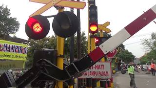 Download lagu Perlintasan Kereta Api Sirine Bentrok Dishub Ketintang Selatan Surabaya - Edisi Sore Hari mp3