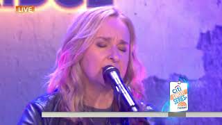 Melissa Etheridge Performs ‘Hold On, I’m Coming’ live