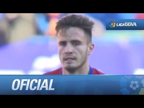 Fuerte disparo de Saúl al lateral de la red