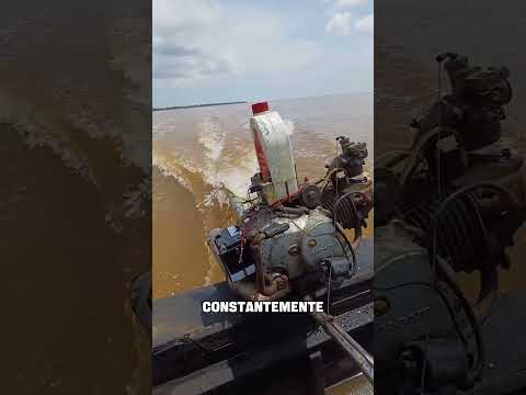 Usan el motor de una moto para mover una lancha