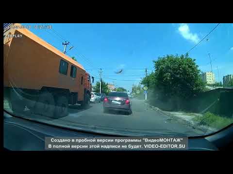 У "Камаза" взорвалось колесо и повредило Nissan Teana в Батайске