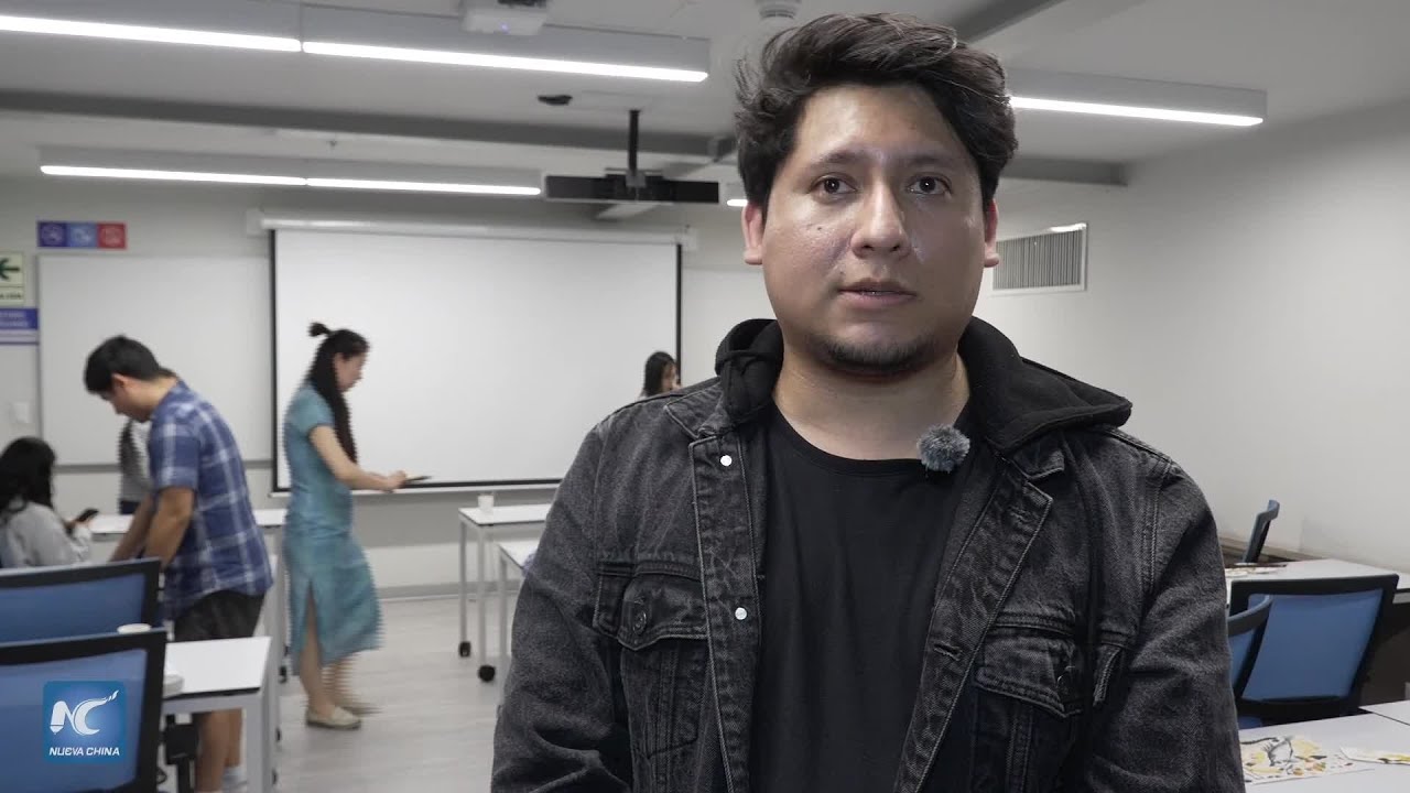 Peruanos plasman su gastronomía favorita con técnicas de pintura tradicional china