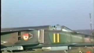 preview picture of video 'Полеты Миг-27 на аэродроме Лерц, 19 АПИБ, 125 АДИБ (Рехлин).'