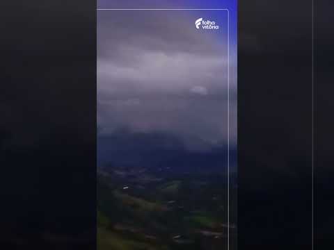 Morador registra queda de raio durante forte chuva em Muniz Freire