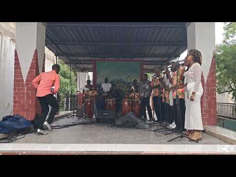 Columbia del Puerto de Cardenas  en el Callejon de las Tradiciones, Matanzas. 