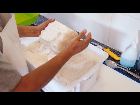 LARDO: TOUCHINHO CURADO EM SAL E ERVAS.