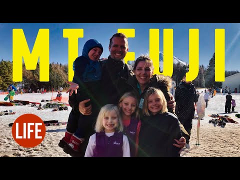 富士山を富士山でソリ遊び｜日本の生活 第40話 (Sledding on Mt Fuji at Fujiten | Life in Japan Episode 40)