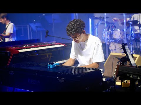 Joshua Milo - QUEEN BEE (Live)