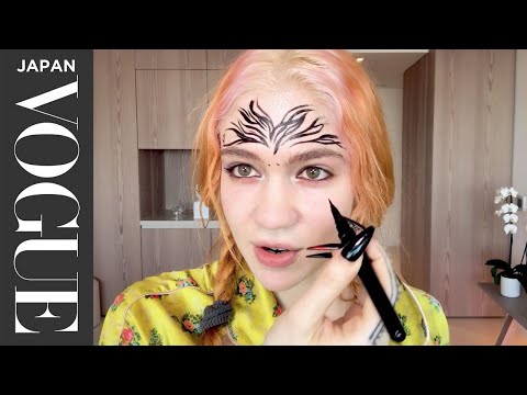 格蘭姆斯透露了自己的迷幻和藝術妝容 - VOGUE JAPAN| 美肌祕訣｜VOGUE JAPAN (グライムス、サイケ＆アートな自前メイクを公開。| Beauty Secrets | VOGUE JAPAN)