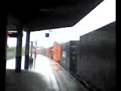 class 66169 flys though banbury horn