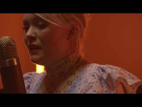 Anna Puun livetulkinta Juhla Mokka -tunnussävelmästä