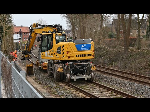 Kiel - Baustelle - Liebherr Zweiwegebagger A922 rail Litronic greift sich eine  Baggerschaufel / 4K