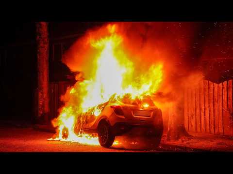 Osse Brandweer komt met spoed ter plaatse bij een autobrand aan de Johannes Poststraat in Oss
