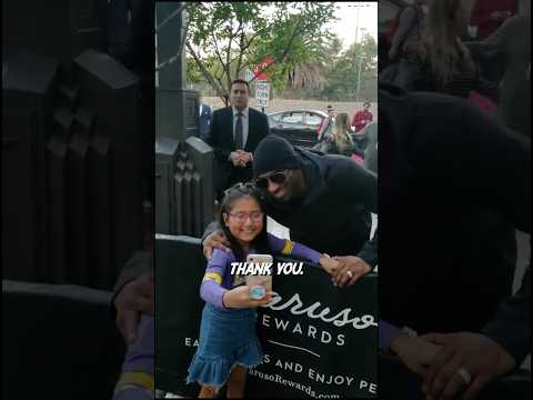 She wanted a selfie with Kobe Bryant 💜💛